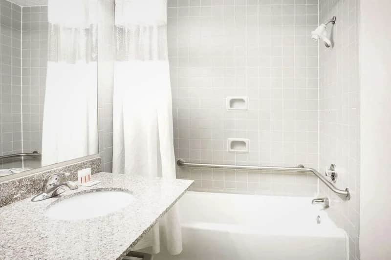 Ramada by Wyndham Wytheville - Featured hot tub