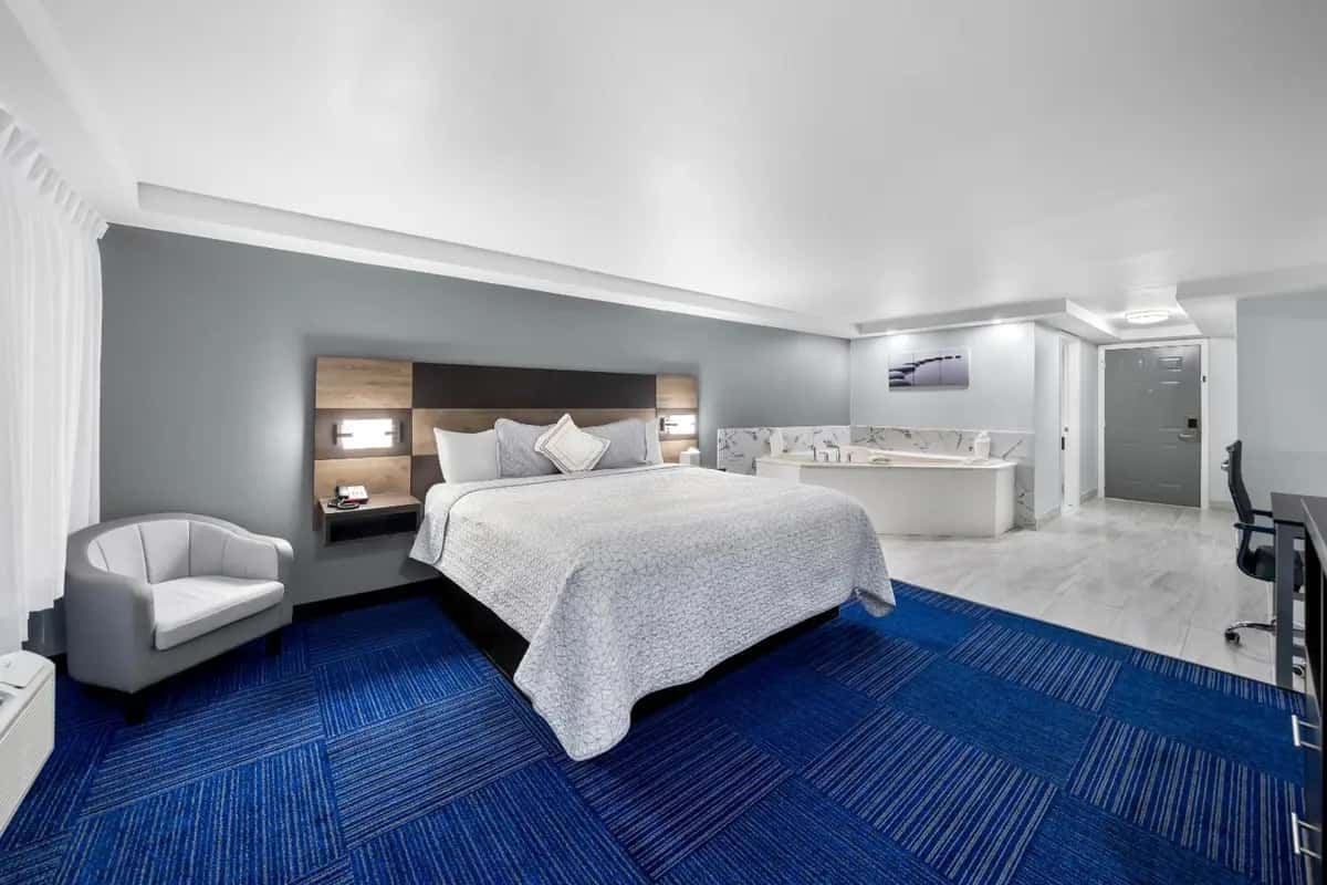 Admiralty Inn & Suites - A Red Collection Hotel hotel photo 1 in Falmouth, Massachusetts