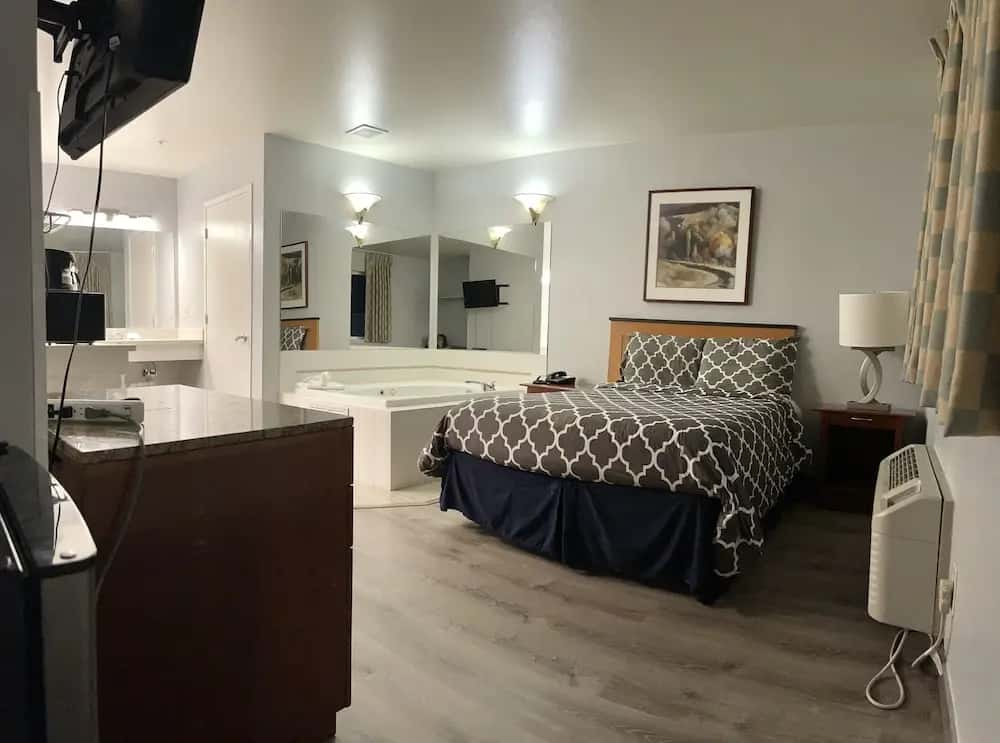 Americas Inn & Suite hotel photo 1 in Shoreline, Washington