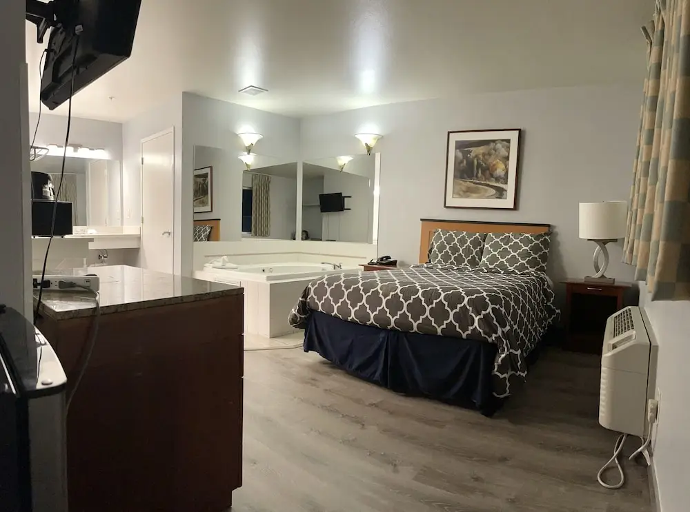 Americas Inn & Suite hotel photo 1 in Shoreline, Washington