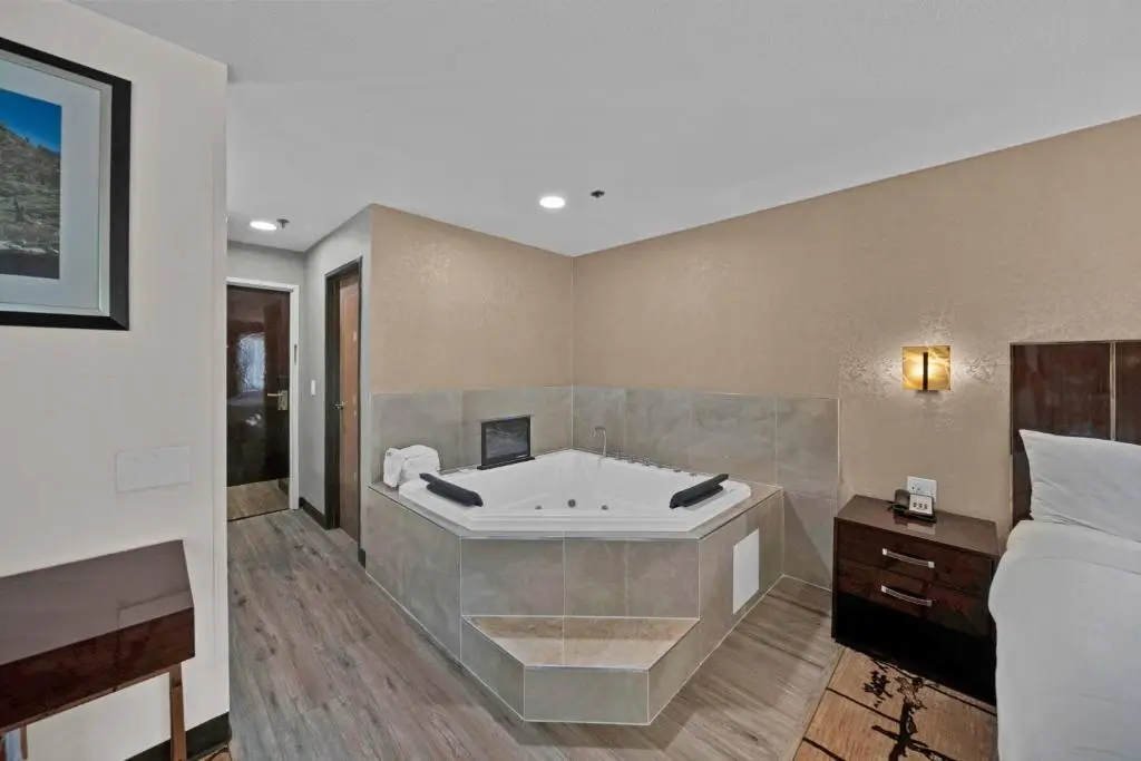 In-room jacuzzi tub at Baymont by Wyndham Anderson in Anderson, IN