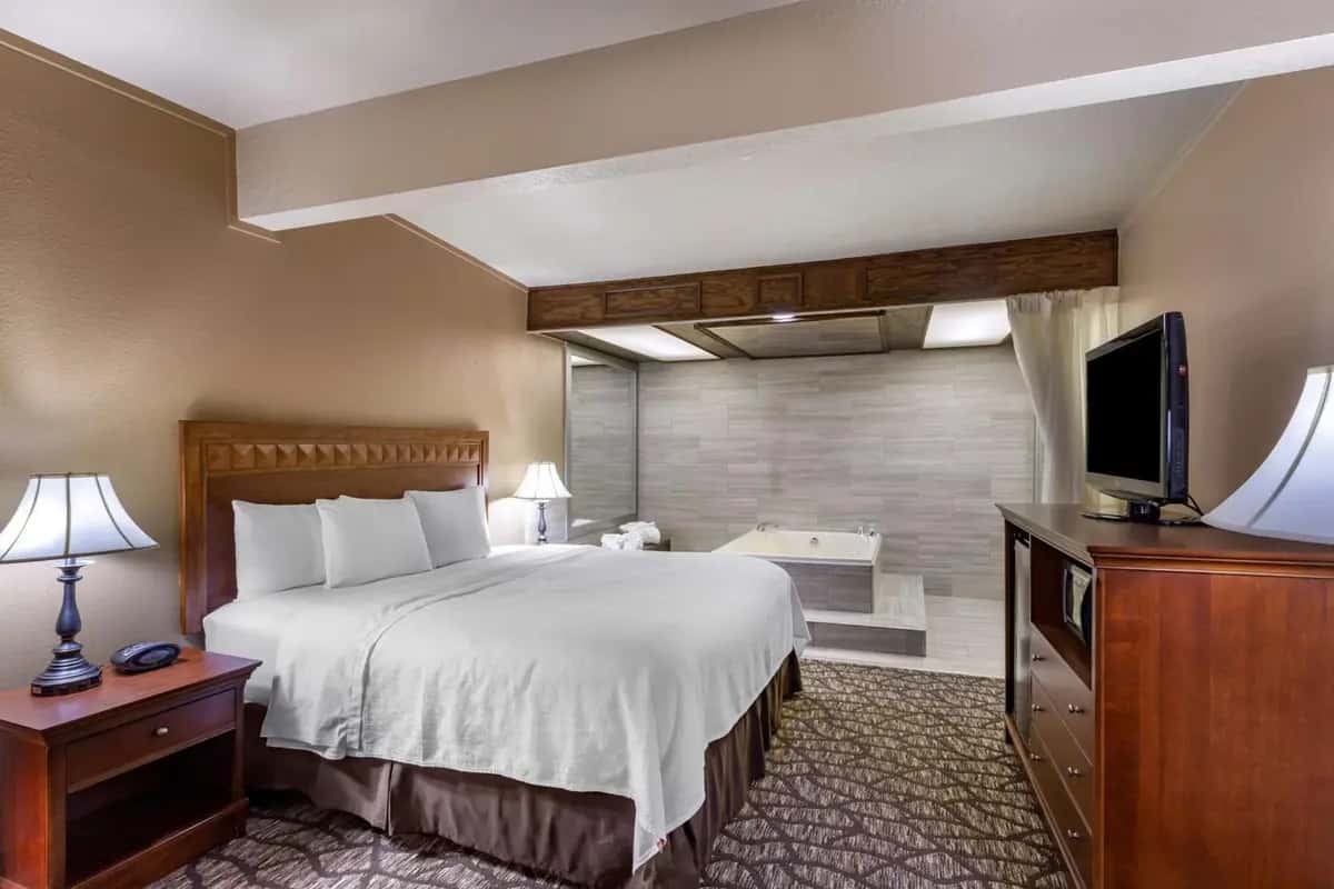 In-room hot tub at Best Western Dunmar Inn in Evanston, WY