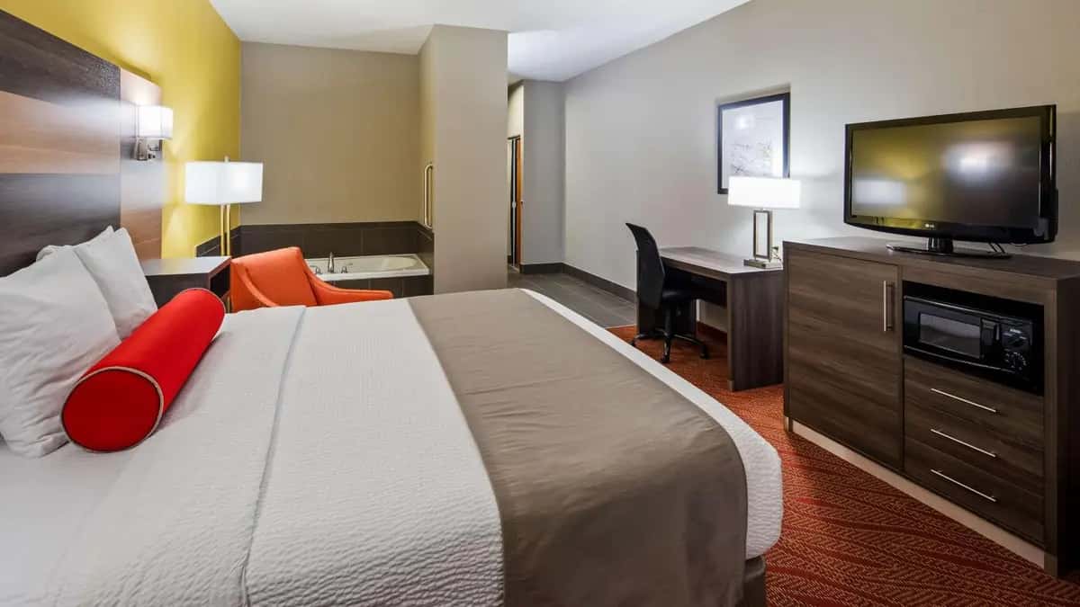 In-room hot tub at Best Western Plus in Midwest City, OK