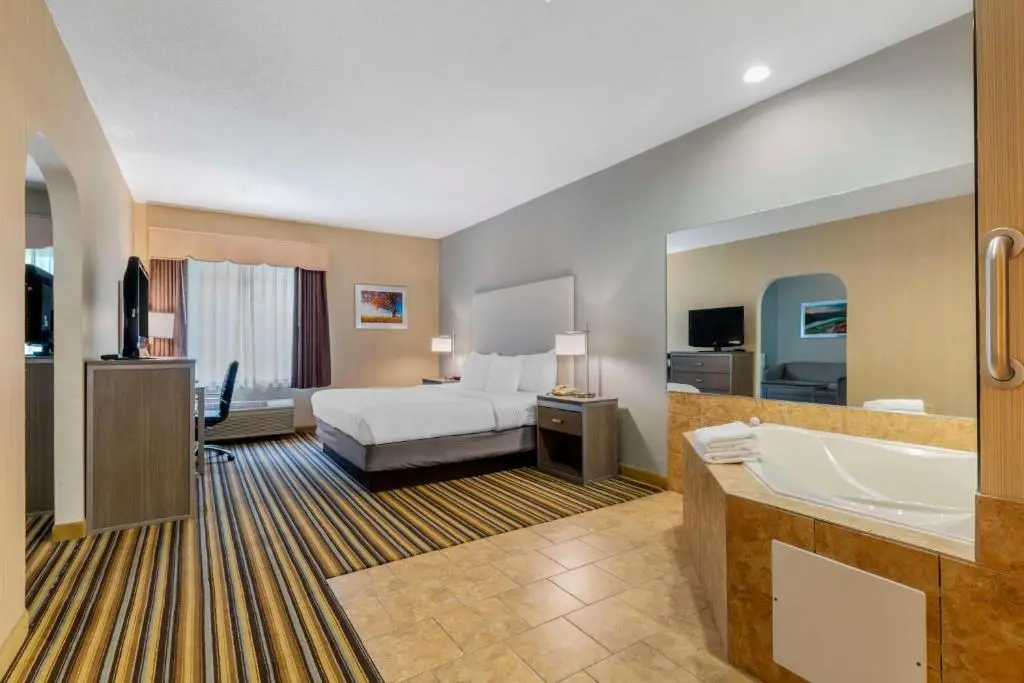 Best Western Plus New England Inn & Suites hotel photo 1 in Berlin, Connecticut