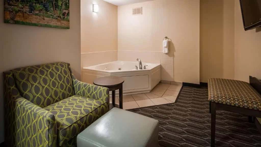 In-room hot tub at Best Western Plus Yadkin Valley Inn & Suites in Jonesville, MI