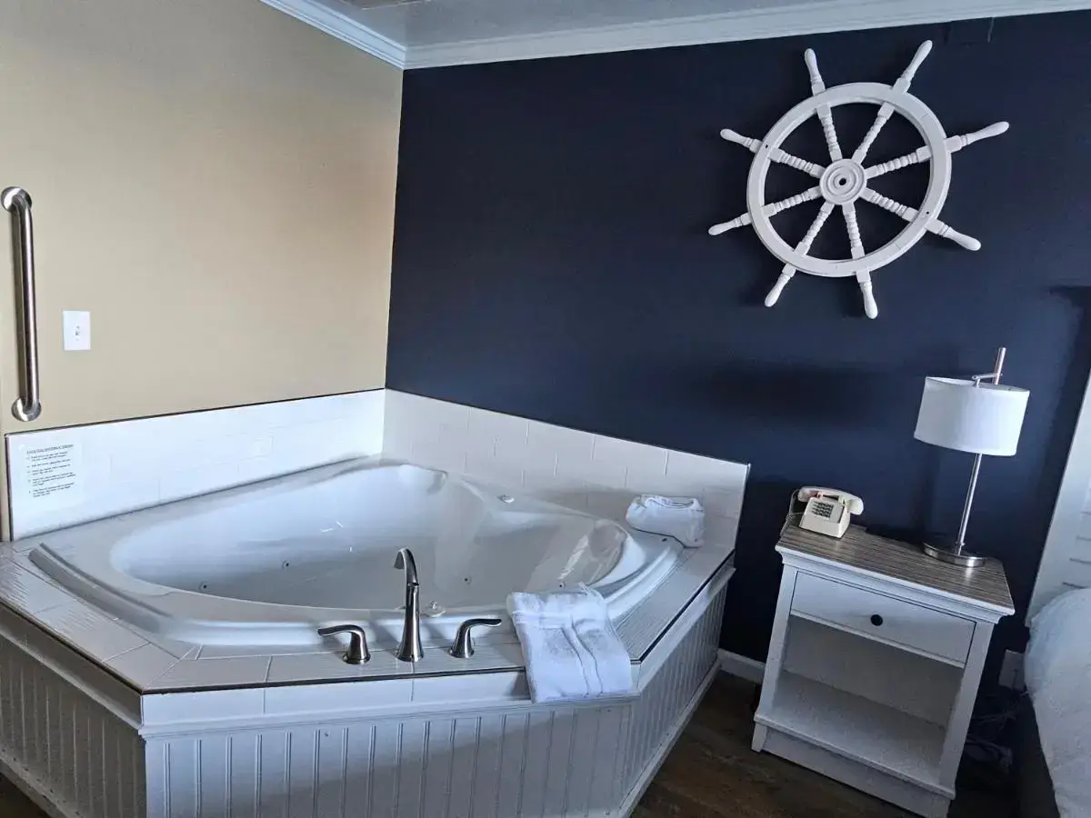 Capt Thomson's Resort hotel photo 1 in Alexandria Bay, New York