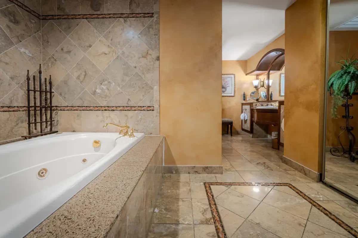 Chateau on the Lake Resort Spa & Convention Center hotel photo 1 in Branson, Missouri