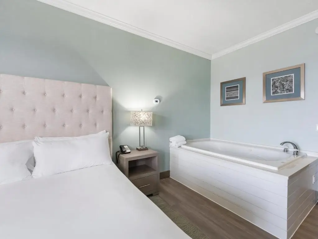 Cherry Tree Inn & Suites hotel photo 1 in Traverse City, Michigan