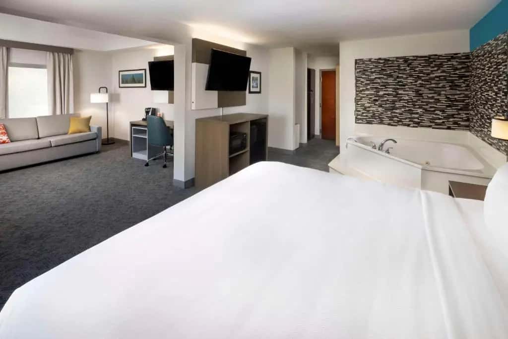 Comfort Inn & Suites hotel photo 1 in Dahlonega, Georgia