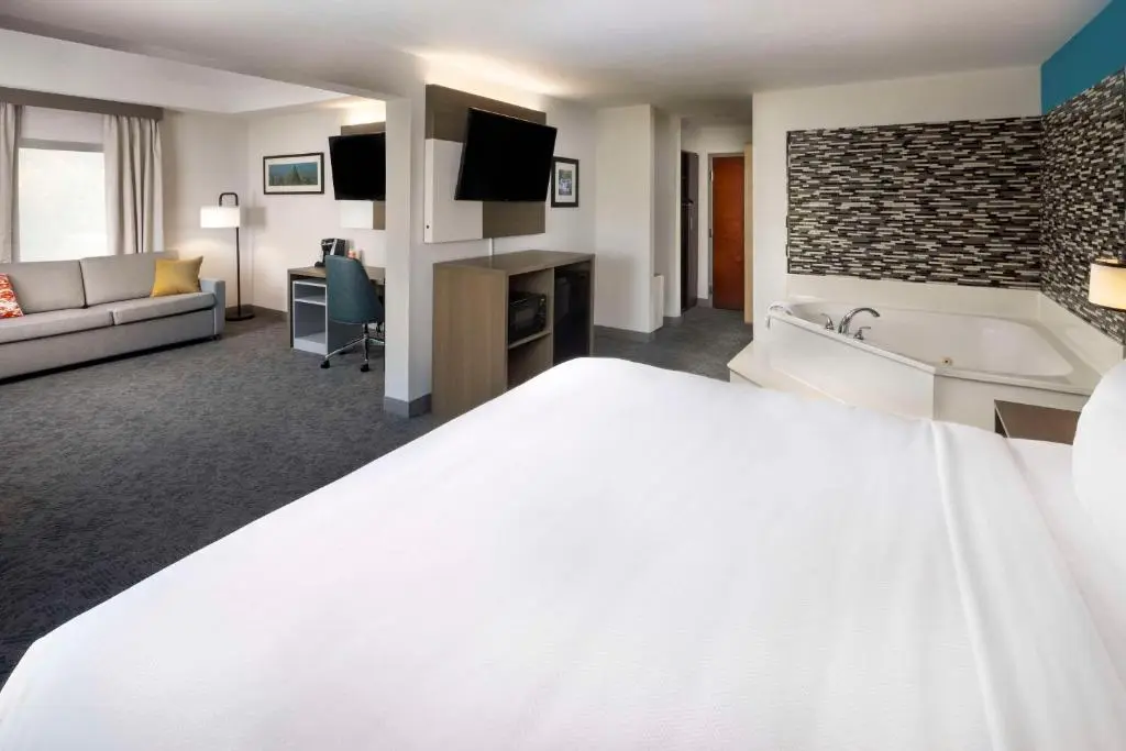 Comfort Inn & Suites hotel photo 1 in Dahlonega, Georgia