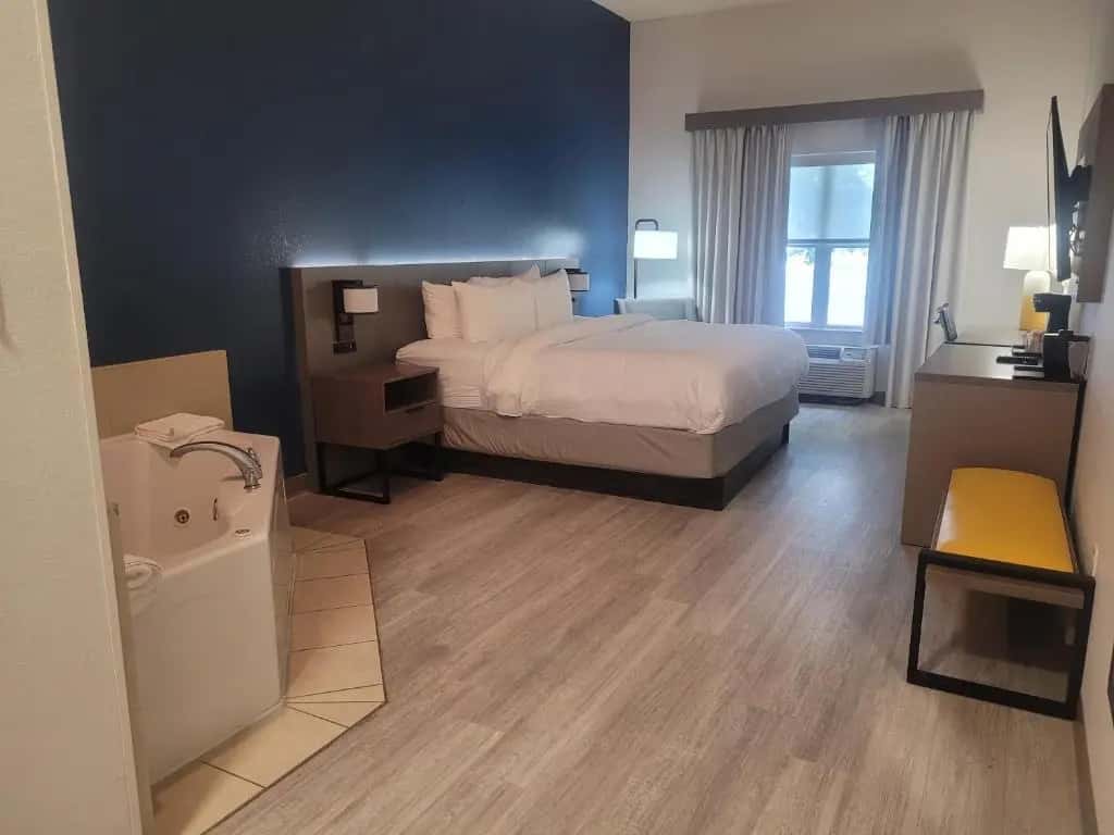 Comfort Inn & Suites hotel photo 1 in Dothan, Alabama