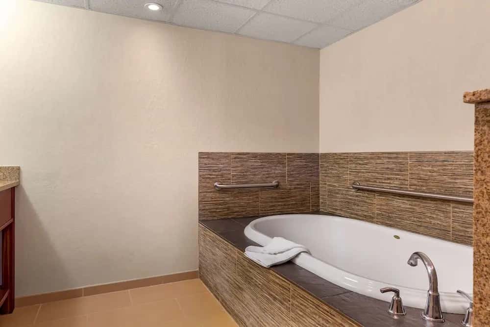 Comfort Inn Foxboro Mansfield hotel photo 1 in Foxborough, Massachusetts