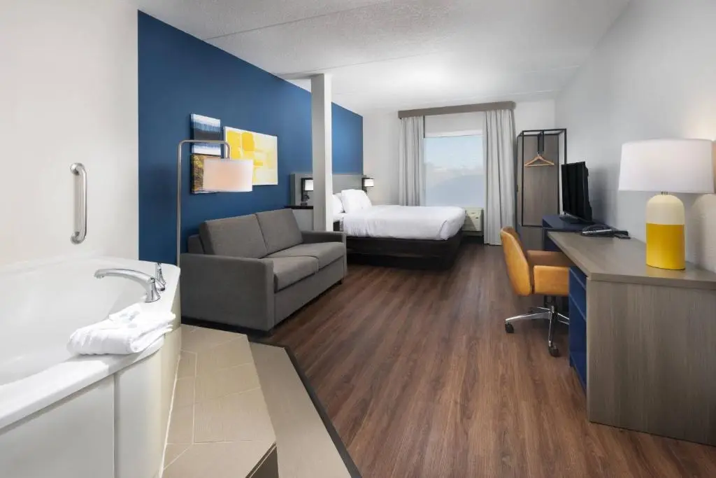 Comfort Suites Outlet Center hotel photo 1 in Asheville, North Carolina