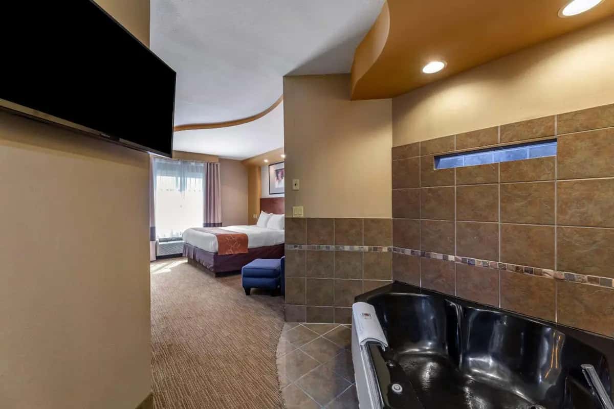 Comfort Suites hotel photo 1 in Perrysburg, Ohio