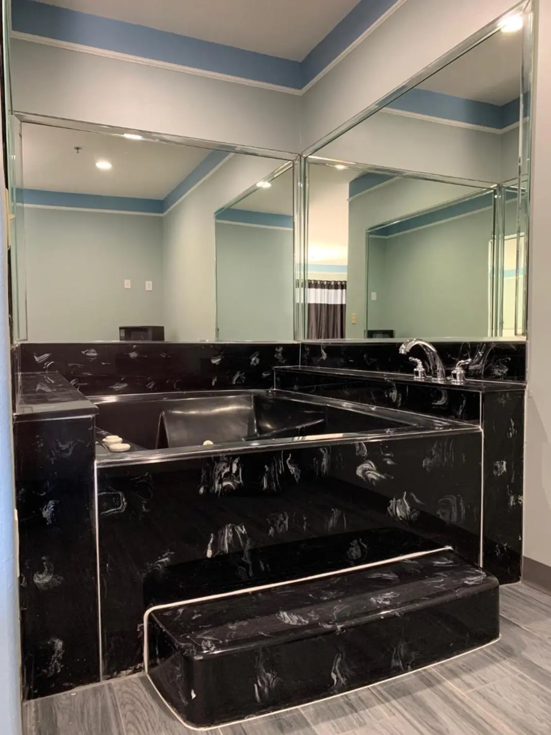 Crystal Suites hotel photo 1 in Houston, Texas