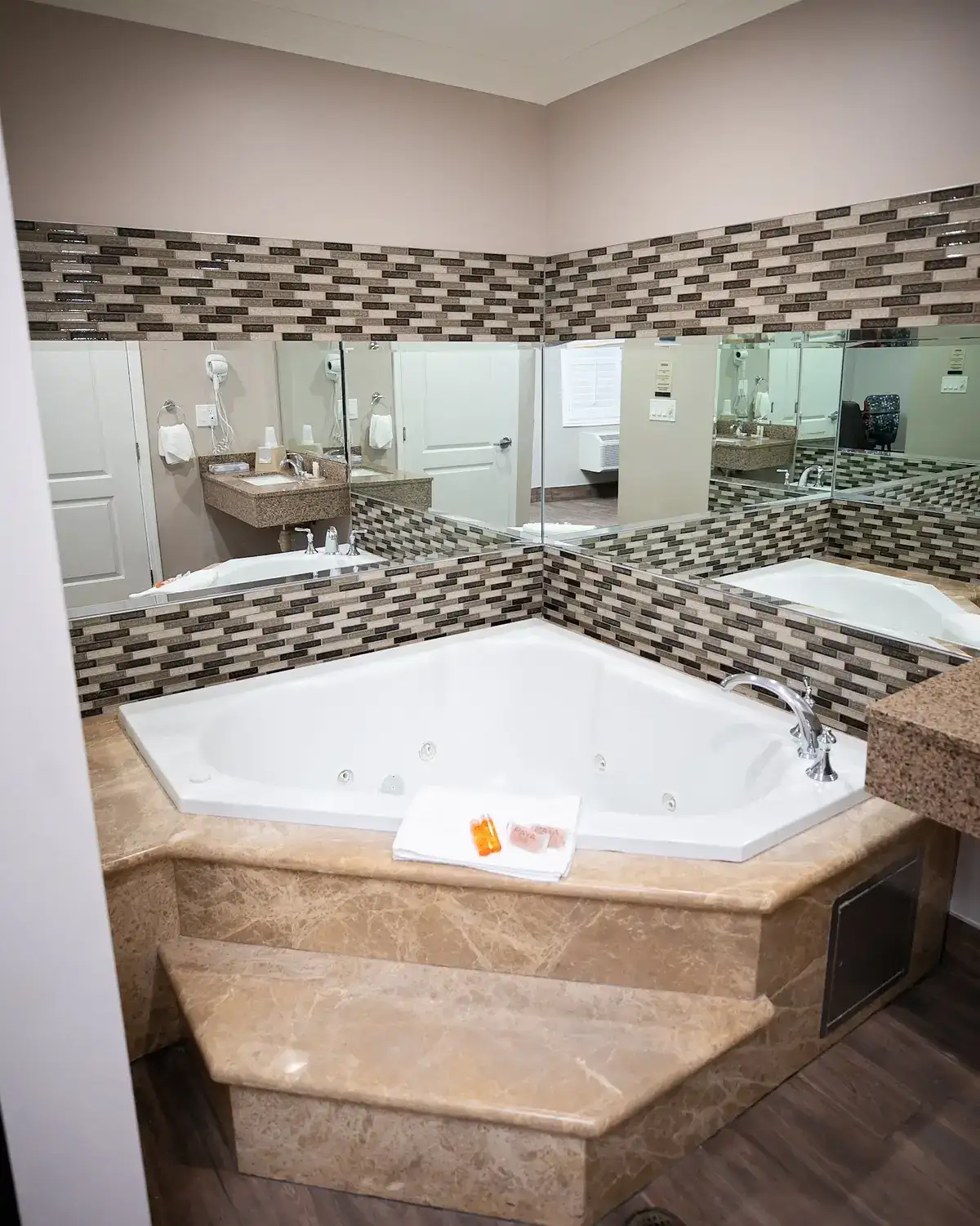 In-room hot tub at Diamond Bell Inn & Suites in Bell, CA