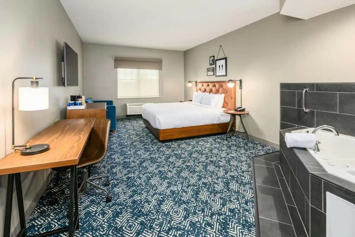 Four Points by Sheraton Bedford Manchester Airport hotel photo 1 in Bedford, New Hampshire