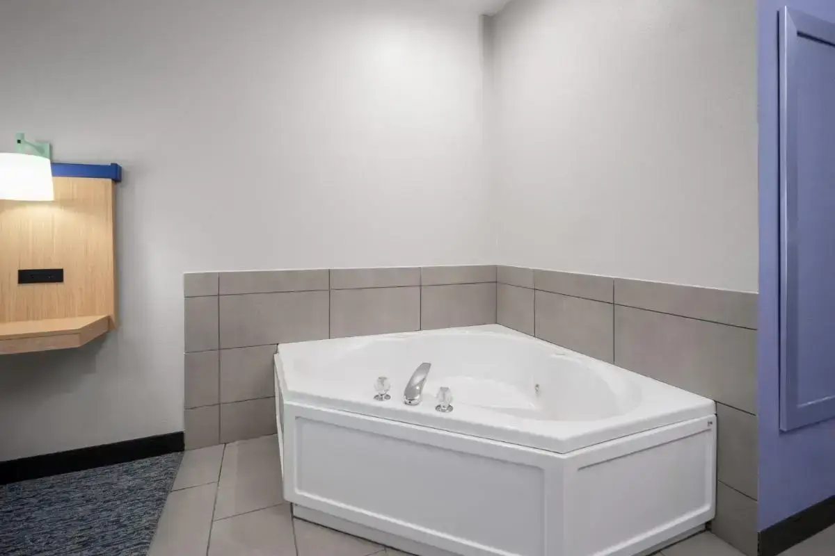 In-room hot tub at Garner Hotel Brookings by IHG in Brookings, OR