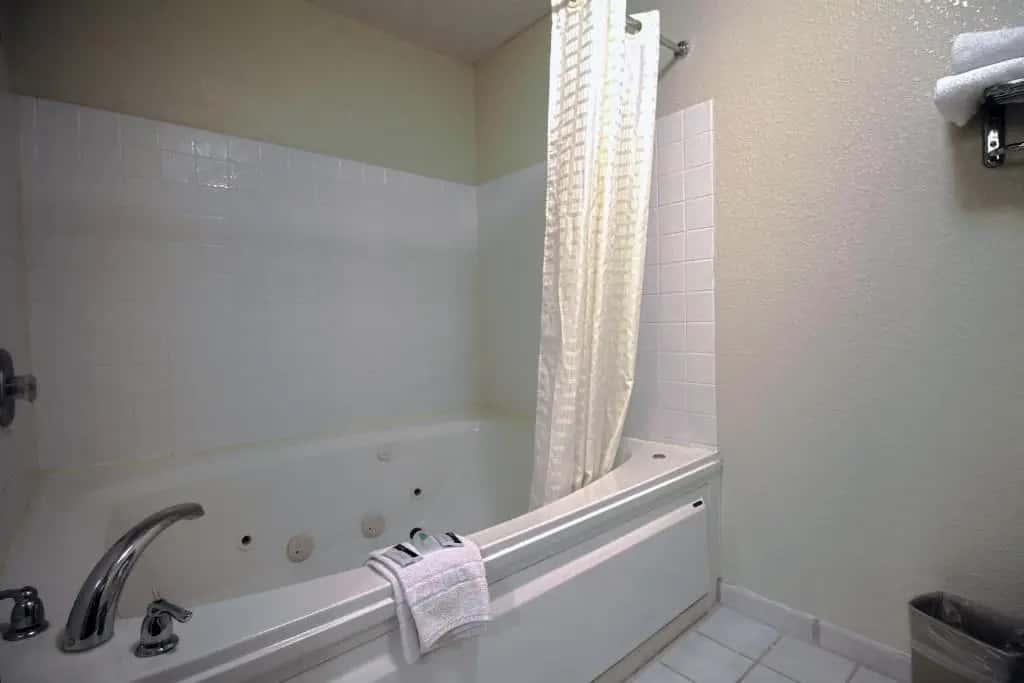 In-room jacuzzi tub at Geneva Motel in Lisle, IL