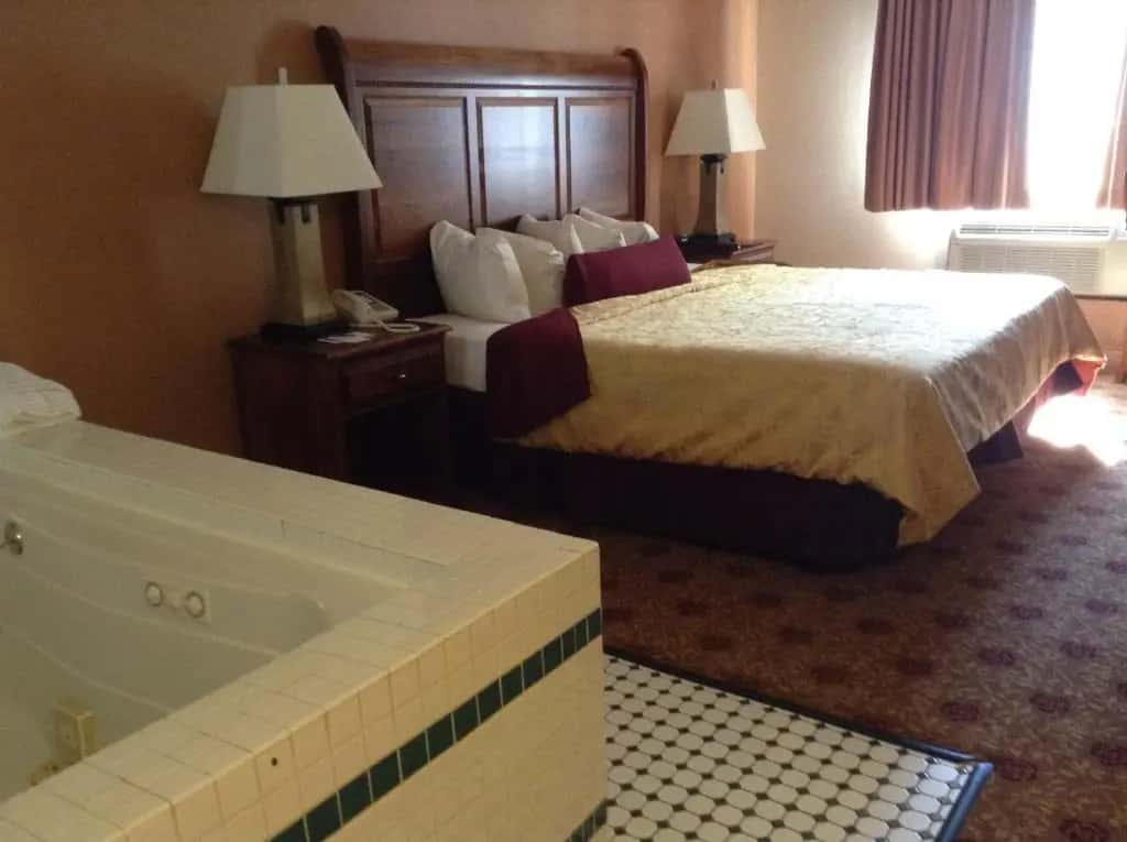Hamilton Inn Select Beachfront Mackinaw City hotel photo 1 in Mackinaw City, Michigan