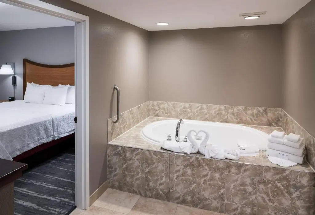 In-room hot tub at Hampton Inn & Suites Chicago-North Shore/Skokie in Skokie, IL
