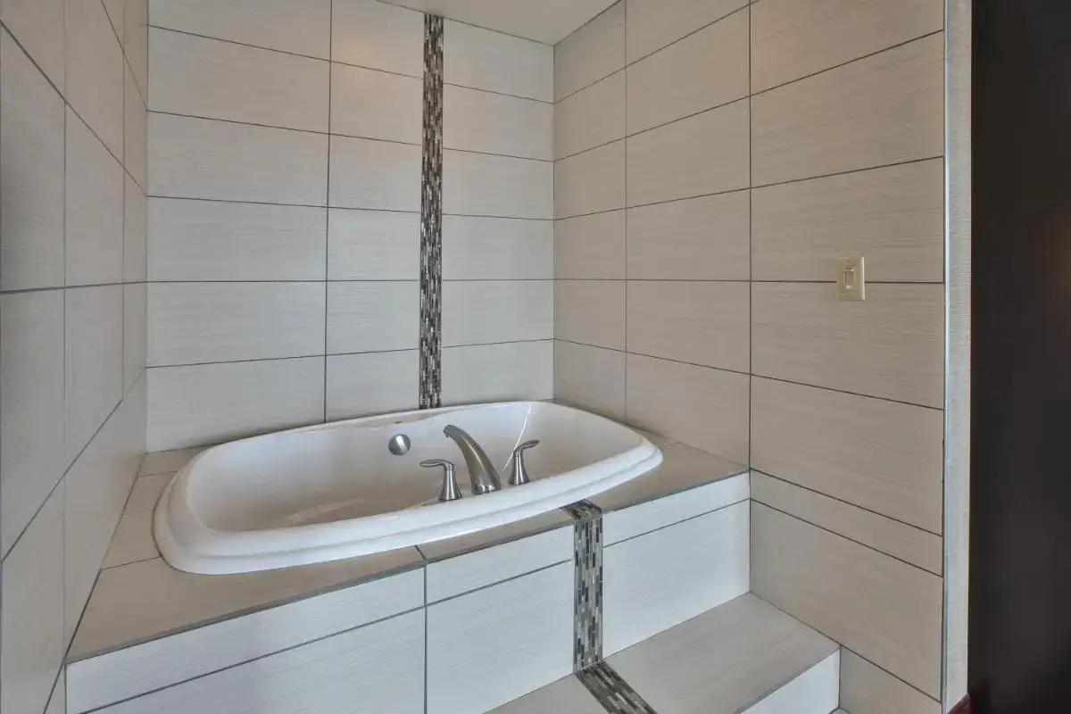 In-room hot tub at Holiday Inn Express & Suites Geneva Finger Lakes by IHG in Geneva, IL