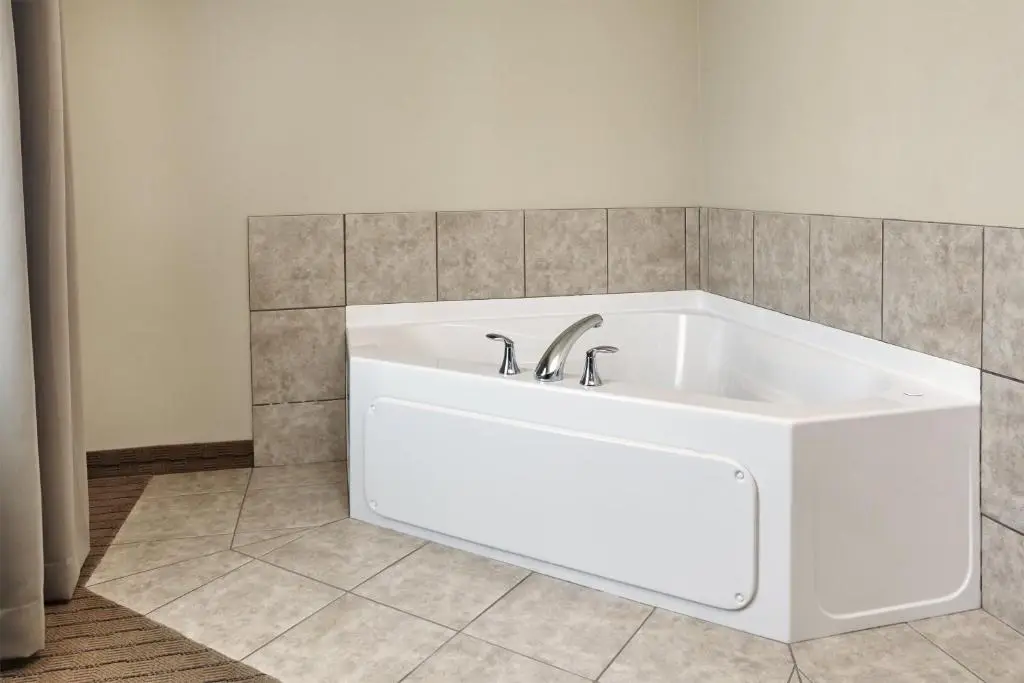 In-room hot tub at Holiday Inn Express & Suites Madison-verona By IHG in Verona, WI