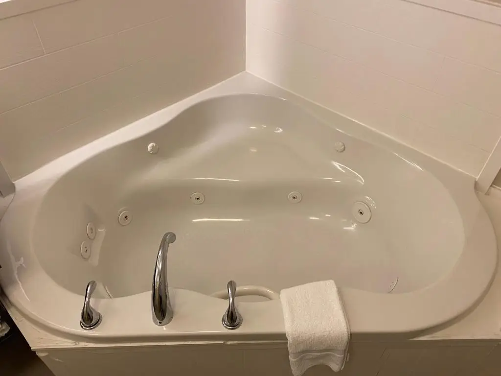 In-room hot tub at Holiday Inn Express Metropolis in Metropolis, IL