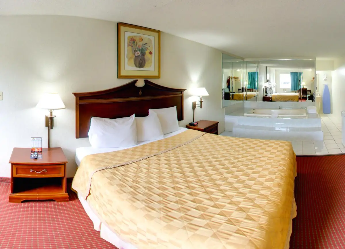 In-room hot tub at Key West Inn - Newport News in Newport News, VA