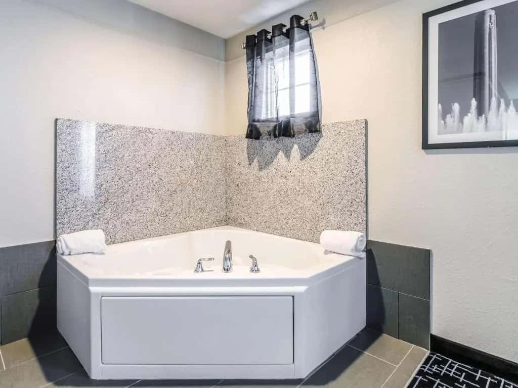 La Quinta by Wyndham Kansas City Airport hotel photo 1 in Kansas City, Missouri