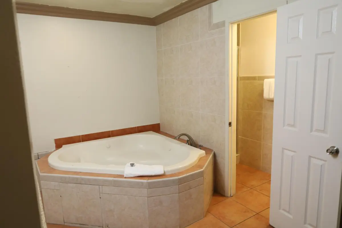 In-room hot tub at Lambert Inn in Bell, CA