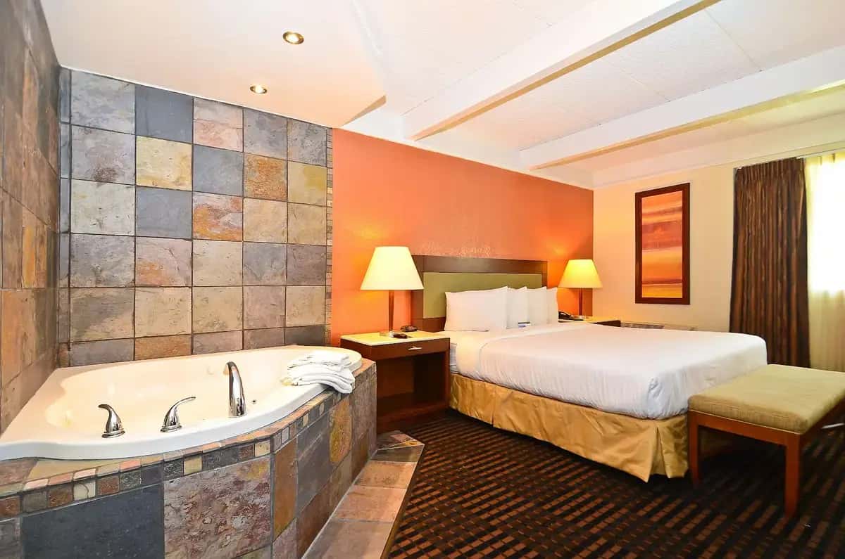 Lexington Inn & Suites NW Chicago Elgin hotel photo 1 in Elgin, Illinois