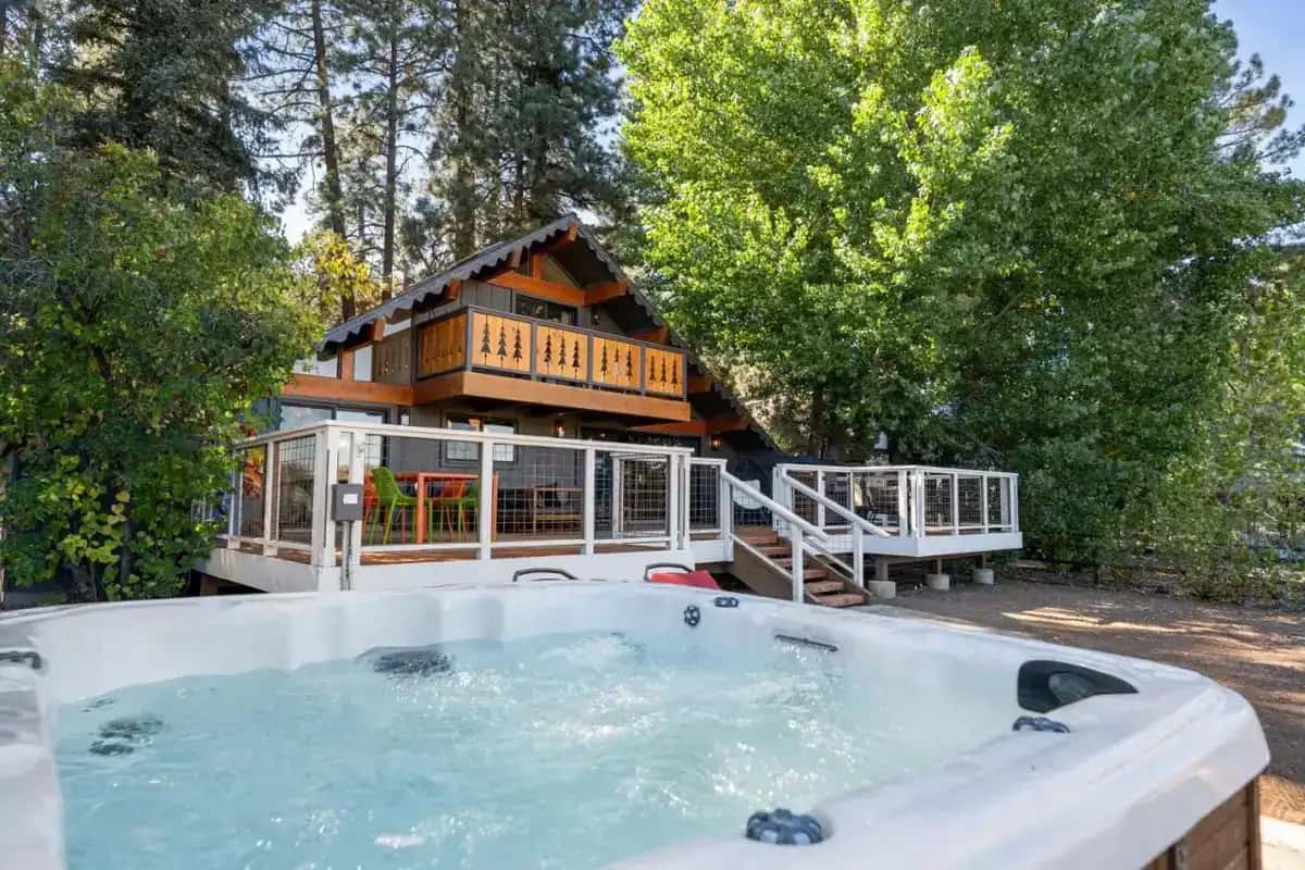 Little Pine Chalet hotel photo 1 in CA, California