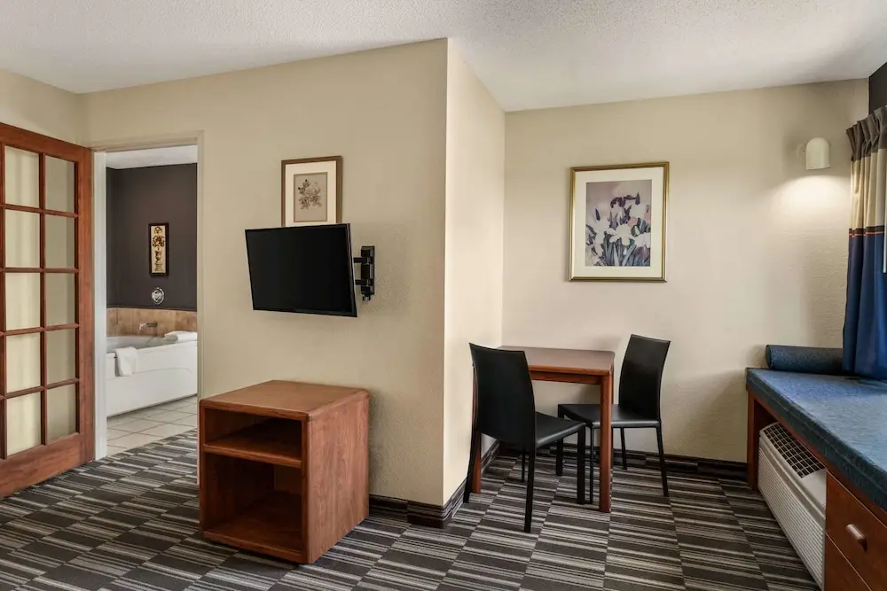 Microtel Inn & Suites by Wyndham Inver Grove Heights / Minne hotel photo 1 in Inver Grove Heights, Minnesota