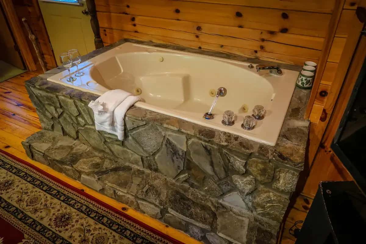 Mountainaire Inn and Log Cabins hotel photo 1 in Blowing Rock, North Carolina