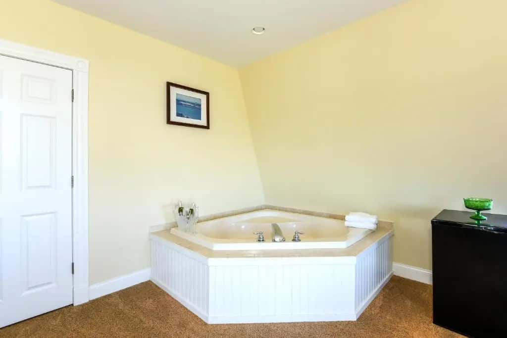 In-room hot tub at Payne's Harbor View Inn in New Shoreham, RI
