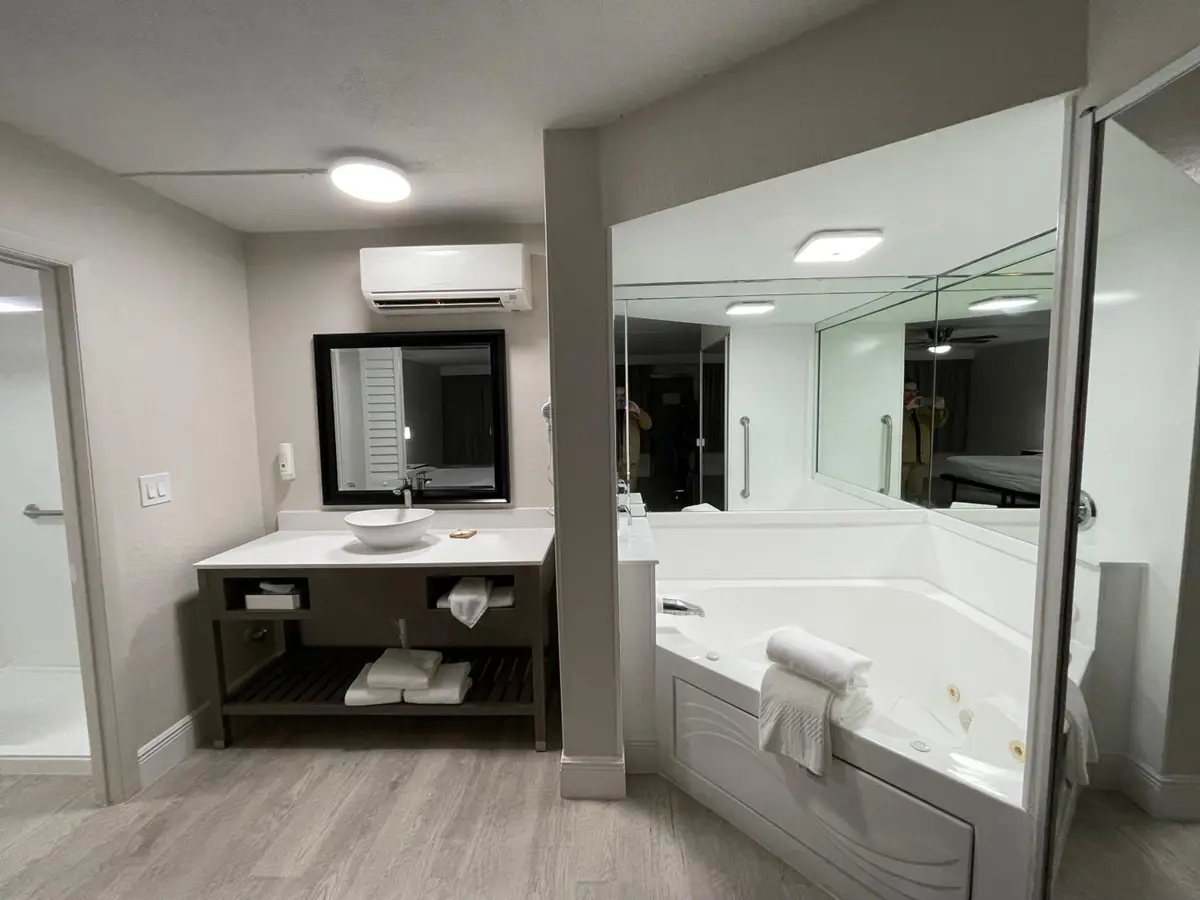 Quality Inn & Suites Airport Cruise Port Hollywood hotel photo 1 in Hollywood, Florida
