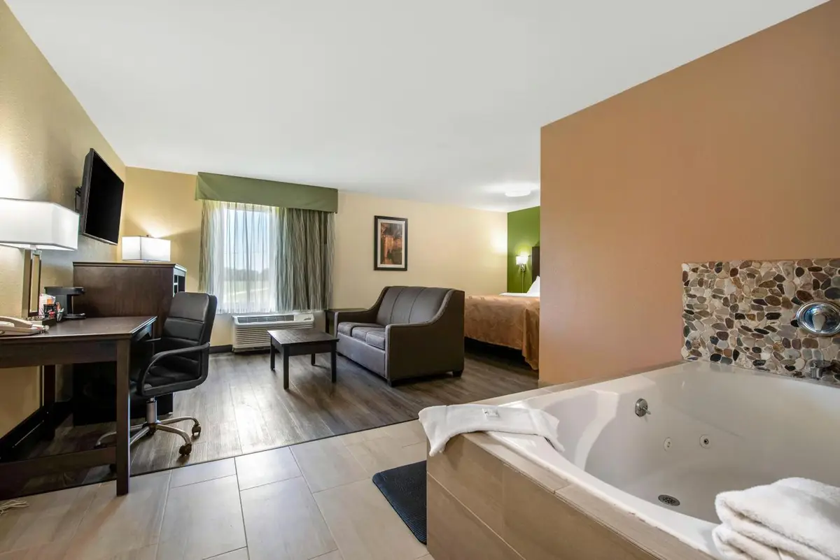 Quality Inn and Suites hotel photo 1 in Brandenburg, Kentucky