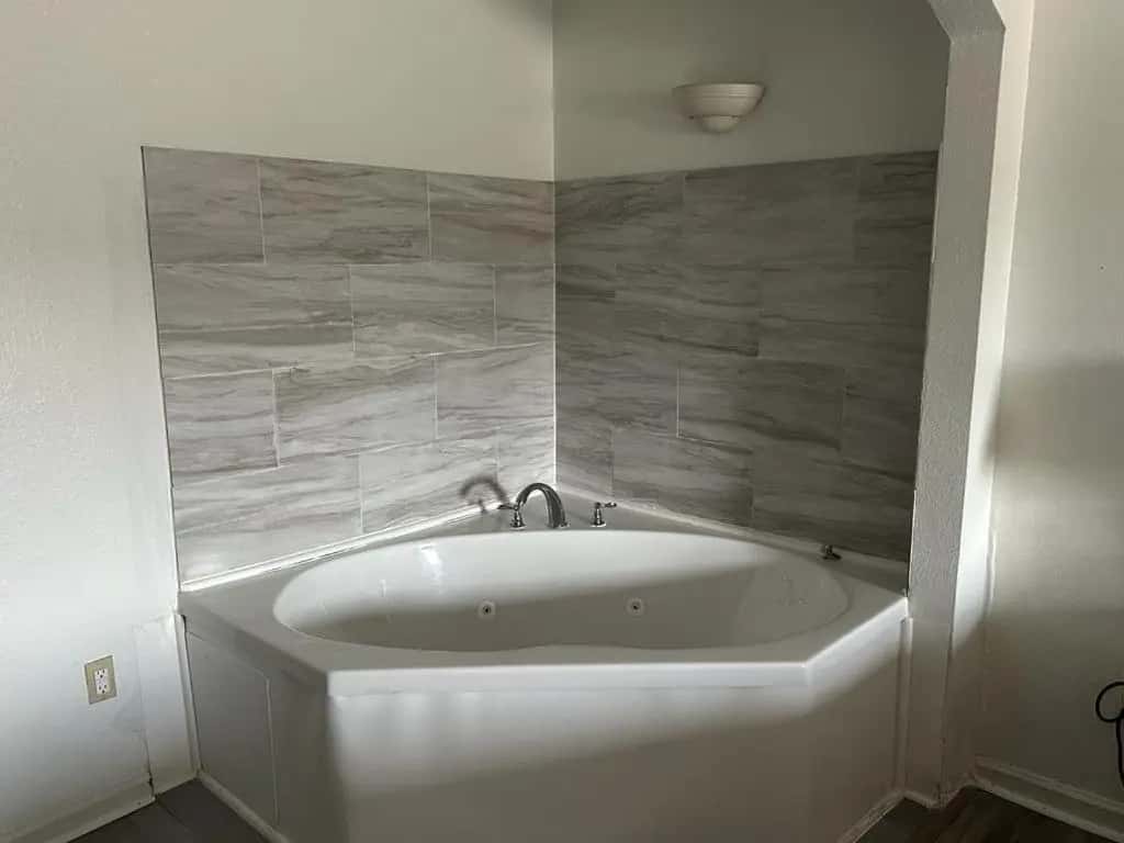 In-room hot tub at Quality Inn & Suites Decatur Priceville I-65 in Decatur, AL