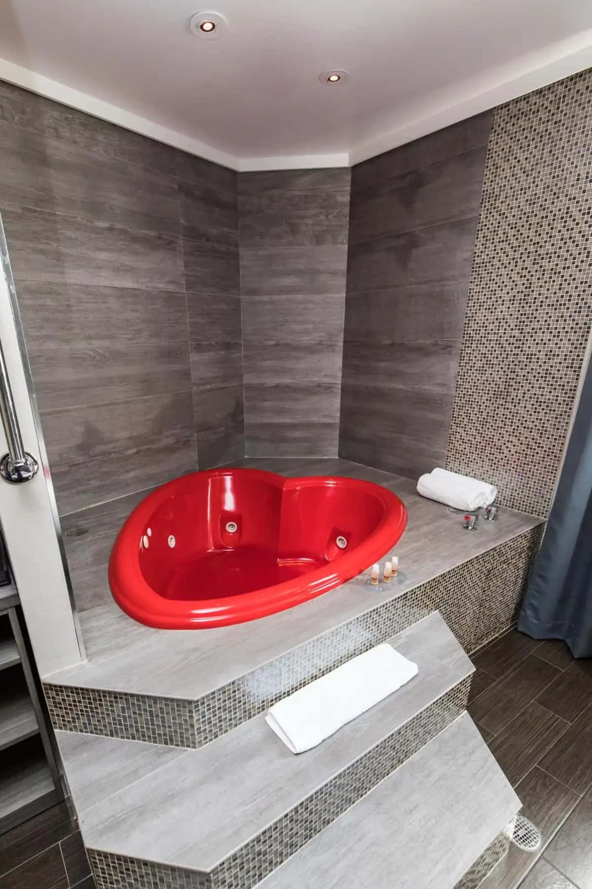 Ramada by Wyndham Bronx hotel photo 1 in Bronx, New York