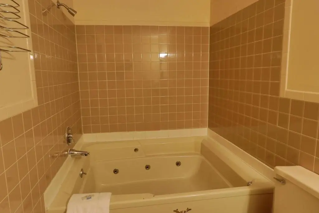 In-room jacuzzi tub at Red Carpet Inn Berlin in Berlin, OH