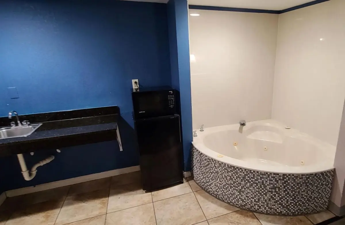 In-room hot tub at Red Roof Inn & Suites Duncan in Duncan, SC