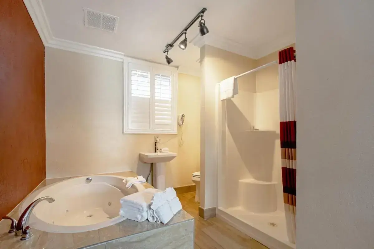 Red Roof Inn & Suites Monterey hotel photo 1 in Monterey, California