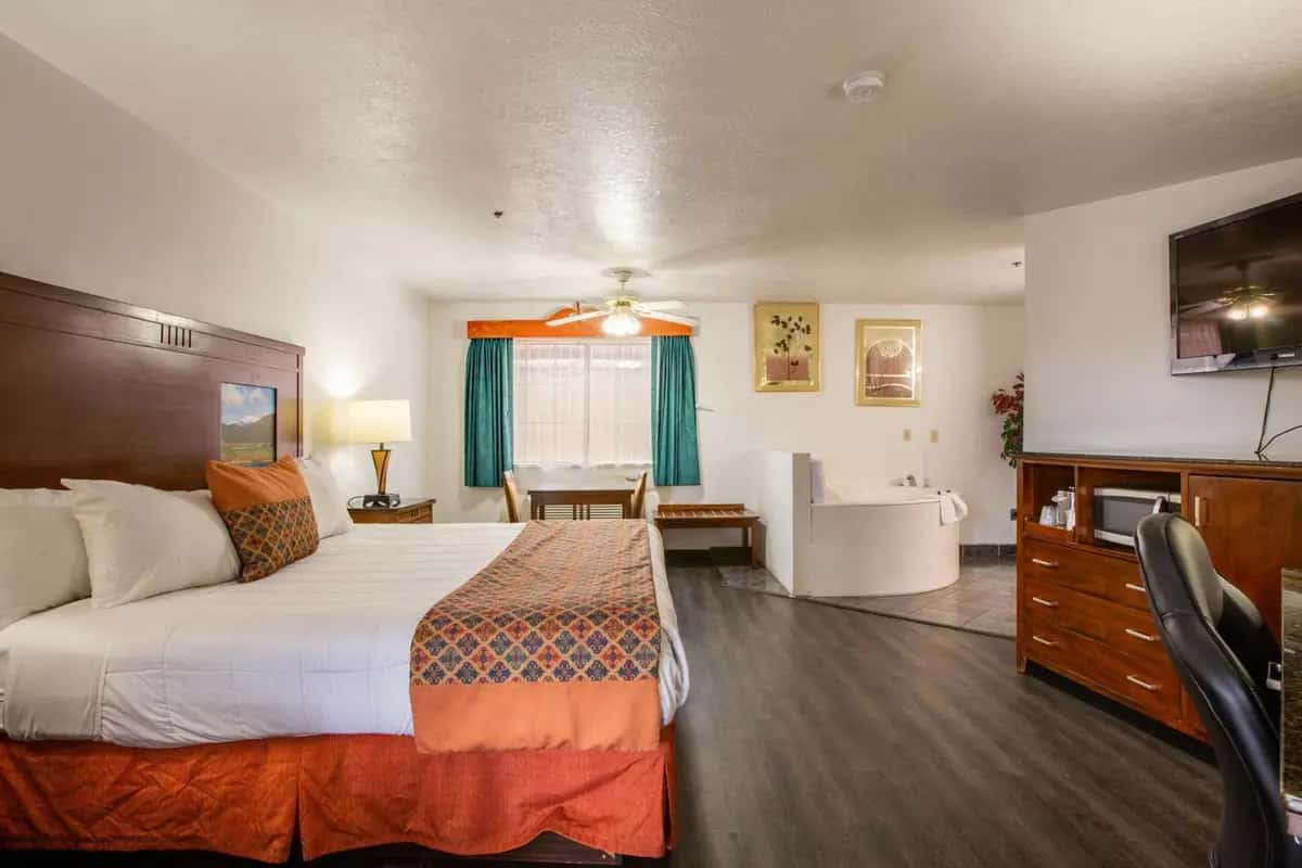 Sandia Peak Inn Old Town ABQ, a Howard Johnson by Wyndham hotel photo 1 in Albuquerque, New Mexico