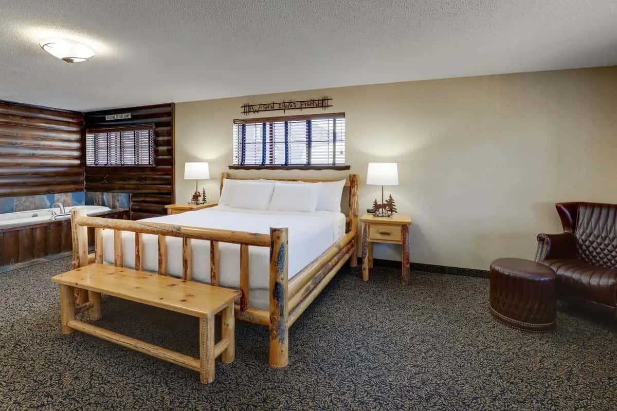 In-room hot tub at Stoney Creek Hotel Quad Cities – Moline in Moline, IL