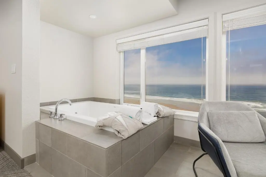 Surfland Hotel hotel photo 1 in Lincoln City, Oregon