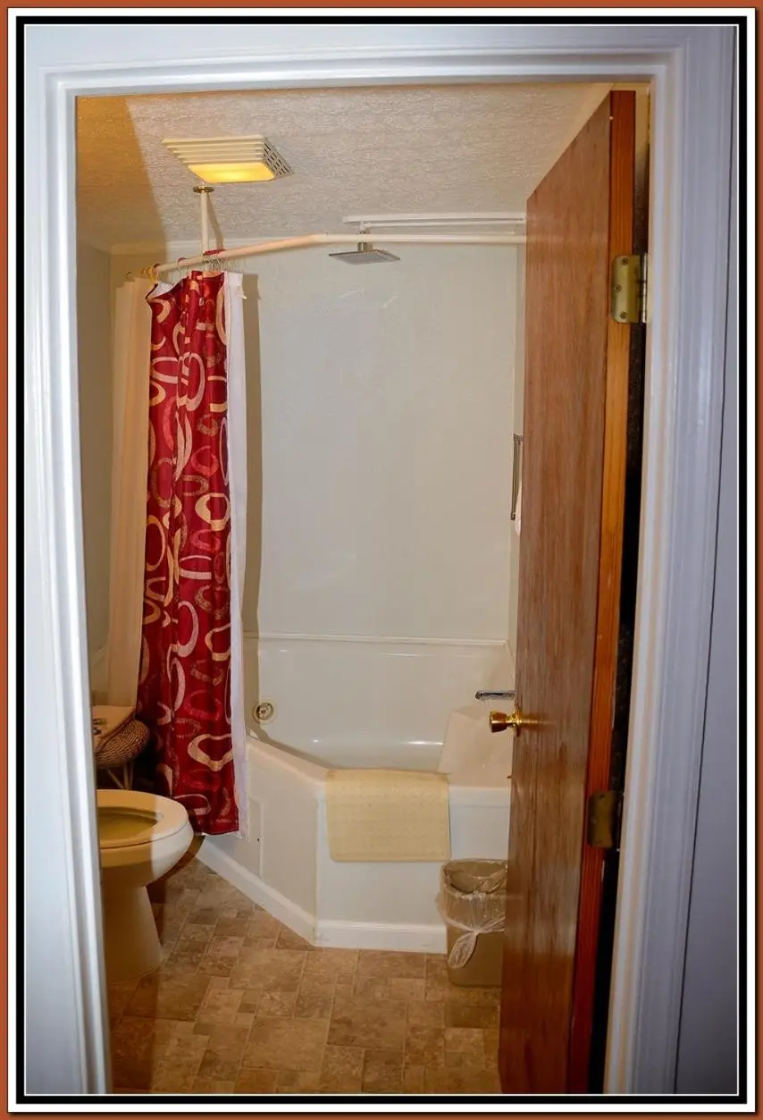 In-room hot tub at The Cardinal Inn in Luray, VA