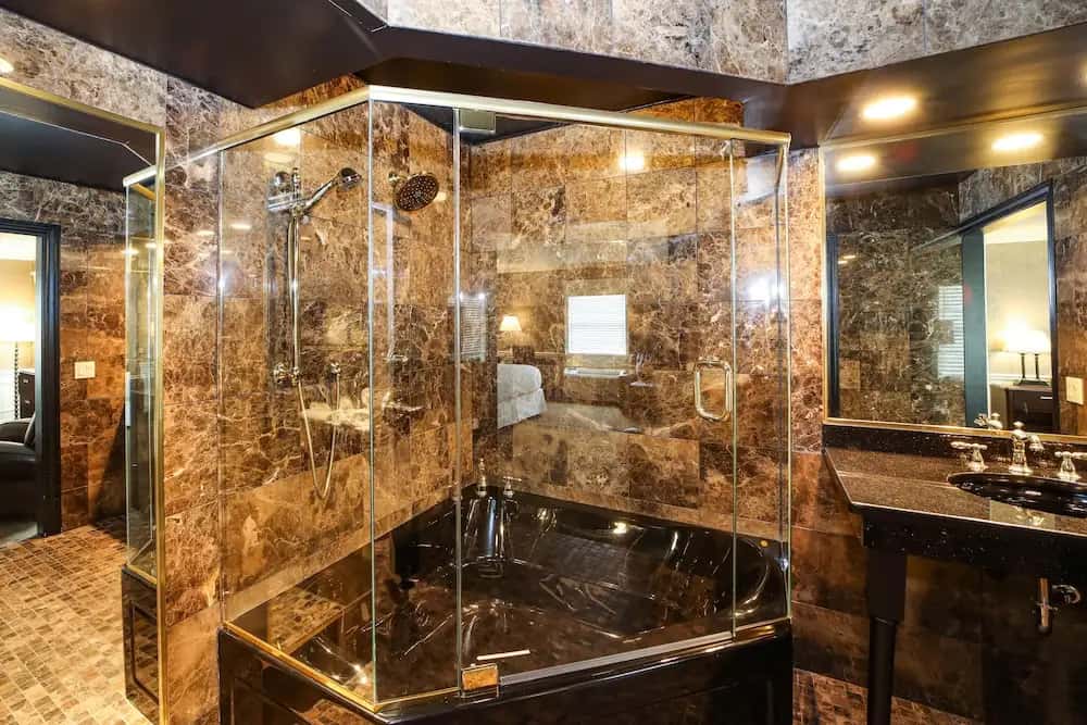 In-room jacuzzi tub at The Grand Resort in Warren, OH
