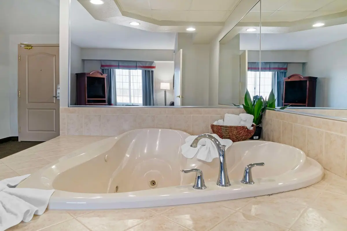 The Grand Select hotel photo 1 in Wyoming, Michigan