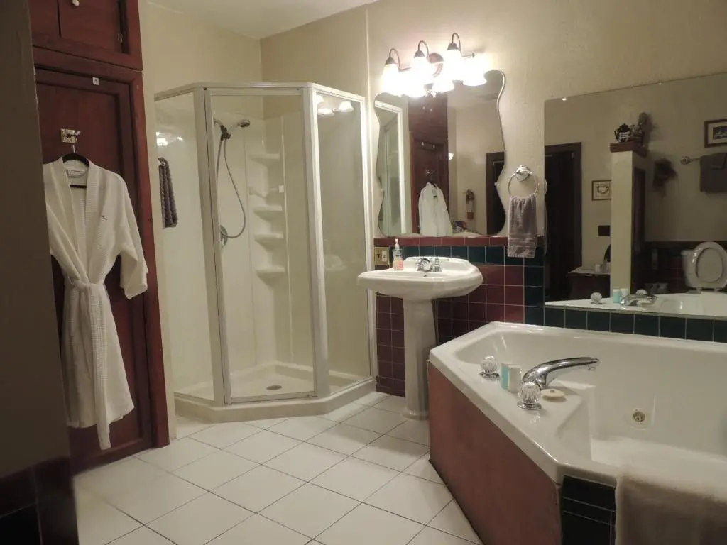 In-room hot tub at The Whispering Pines Inn in Norman, OK
